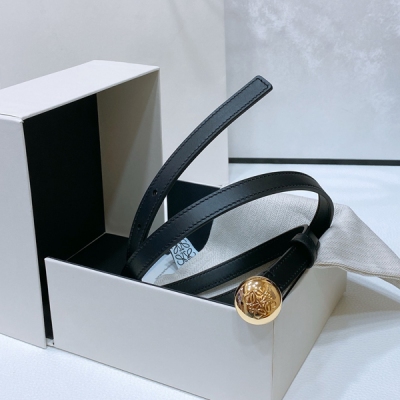 Loewe羅意威 新款光滑牛皮革腰帶，飾以金屬LOEWE品牌標誌，寬1.5cm，五孔調節