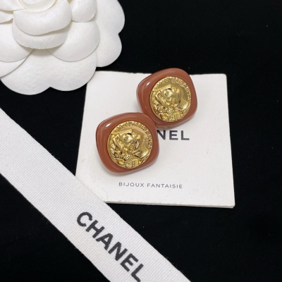 Chanel香奈兒 棕底金幣耳釘 中古送包裝！非常推薦！“流行稍縱即逝，風格永存”這就是Vintage的魅力！可遇而不可求這句話用在Chanel Vintage系列上是再合適不過了，正品雖然是”二手貨“，它並不代表陳舊，或者過時，相反，體現