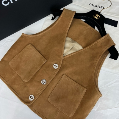 Chanel香奈兒 2024p 麂皮絨馬甲 時髦兒女孩必備款 獨家定制的小羊皮反絨面工藝 細節決定品質！定制紐扣精美有質感 單穿性感又帥氣！搭配襯衫T恤也都是很高級的感覺 MLXL