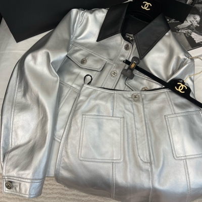 Chanel香奈兒 2024B 高級銀色皮套裝 酷女孩獨有的帥氣迷人 全銀色look的焦點 修身小短款顯瘦顯高 輕鬆打造九頭身比例 超軟胎牛皮舒適度非常好 雙口袋設計層次感拉滿 分開搭配甜美跟酷girl 都滿足了MLXL 裙子/外套