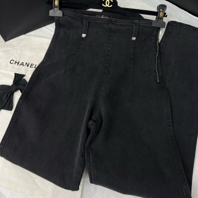 Chanel香奈兒 2024fw 側邊拉鍊高腰牛仔褲復古做舊洗水牛仔色 高腰線褲型剪裁版型超愛了 側邊腳邊同步的拉鍊設計 細節非常到位！適合日常通勤上班 自帶高級感 搭配外套更是休閒時髦！SML