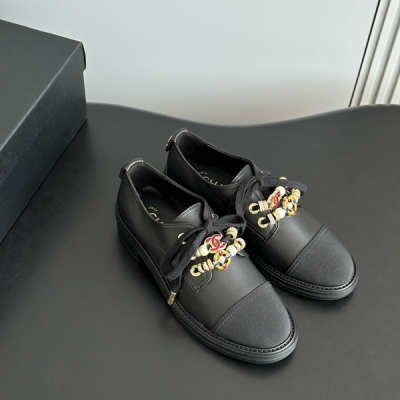 Chanel香奈兒 2024B新款馬丁靴珠寶系帶短靴 今年最火的馬丁靴，精緻高級手工坊工藝，鞋帶飾以五金珍珠雙C 寶石都是原版五金配件，滿滿的高級感 鞋面採用原版進口小牛皮/皺牛油皮，舒適小羊皮內裡，原版進口義大利真皮大底 跟高：3cm S
