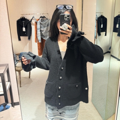Chanel香奈兒 2024秋冬新款法式輕奢淨色V領羊毛桑蠶絲格荷葉袖針織紐扣開衫出貨定制圖案針法 撞色設計 賦予高級質感，多巴胺度假氛圍直接拉滿 定制進口紗線針織面料，定制電鍍開模金屬扣 透氣性好，穿著舒適不悶熱。 設計展現了女性的性感與