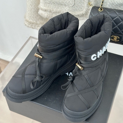 Chanel香奈兒 秋冬款羽絨羊毛雪地靴，頂級版本，純羊毛內裡墊腳非常保暖，鞋面是原版定制的羽絨防水面料，內裡和腳墊均為進口加厚羊毛，原版防滑大底 (配鑰匙轉換器手柄)，碼數35-41（40/41訂做)