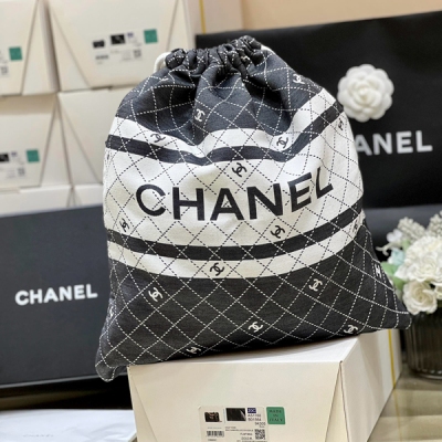 Chanel香奈兒 2024P沙灘度假系列 度假沙灘包 性價比之王！背包+披肩一套的！背包自重超級輕巧，特別休閒輕便 平常度假或者週末出遊都很適合 推薦 原廠正品真絲布料 背包42*37cm 披肩110*200cm