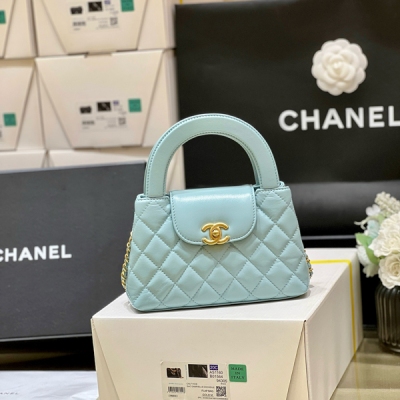 Chanel香奈兒 2025P Kelly新顏色 超級好看奶油藍 眾所期待的Kelly包來啦 專櫃都買不到，全部要溢價 看到實物才知道物有所值 真的太經典太好看了！包包實際不大，上身很好搭配！實用性極高！一定要買 原廠正品bodin 復古小