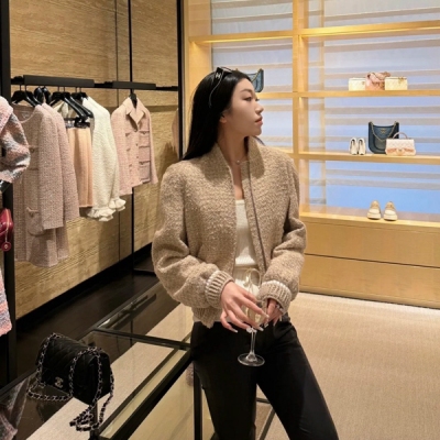 Chanel香奈兒 2025fw 編織拉鍊外套 立領拉鍊設計 這種淡淡得粉色 真的很高級了 顏值線上！下擺跟袖口都是粗織羊絨進行包邊 內襯是香檳粉 精緻時髦的一款 上身顯瘦又百搭 特別減齡優雅 SML