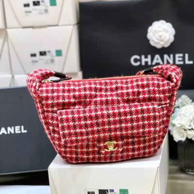 Chanel香奈兒 2025N 限量滑雪系列 實在太火了 jennie同款hobo挎包 很久沒出這種火爆全球的布包了 不愧是限量版 實物真的驚訝，無敵形容的美 自重非常輕巧，肩帶還是可以調節單肩和斜挎 強烈推薦 原廠正品Loio piana