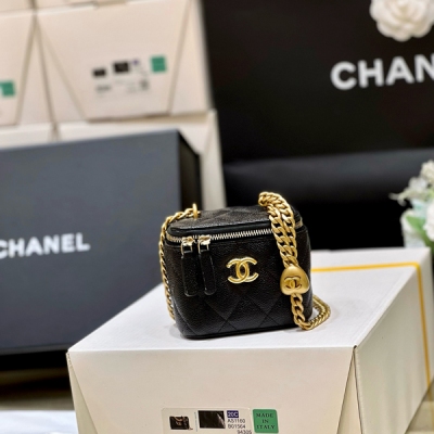 Chanel香奈兒 2025P 春夏預告系列 愛心調節扣大爆款口紅包 小盒子一直都是爆款！這只mini 小盒子也是隱藏款小可愛 翻蓋自帶化妝鏡哈！鏈條可以隨意調節長短，上身太可人啦 獨家原廠正品haas荔枝牛皮 尺寸11*8.5*7cm
