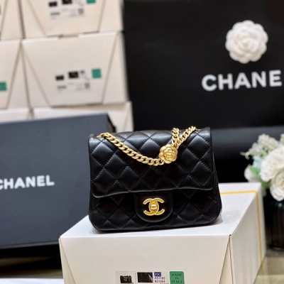 Chanel香奈兒 至尊版本 純原廠 2025S 爆款山茶花調節扣 用山茶花代替了小金球，同樣非常好看 調節扣可以隨意調節長短，超級實用 內裡用了桃紅色羊皮，無敵搭配 皮料：歐洲原廠正品方框小羊皮 五金：義大利進口24k鍍厚金做舊五金 貨源