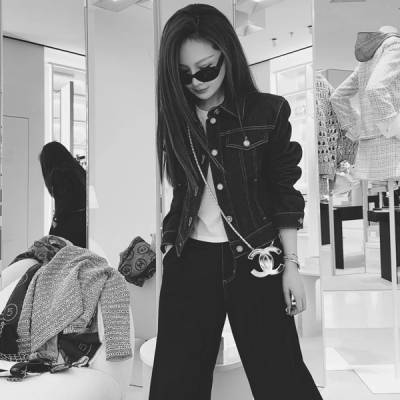 Chanel香奈兒 2025C新款重工洗水翻領定制金屬扣口袋牛仔外套出貨採用進口牛仔棉面料 重工水洗 車線採用撞色立體設計 做工精細，簡潔大氣時尚 經典版型 定制開模三標五金配件 酵素洗水工藝 進口棉牛仔面料 耐穿型 版型不挑人 現貨 36