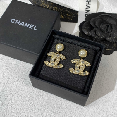 Chanel香奈兒 今日到貨購入原版 淺金色 2025C新款雙耳釘 小紐扣側面一圈字母刻字很細節 本季爆款必買簡簡單單的非常耐看 日常通勤百搭實用 甜妹辣妹都 獨家原版購入定制 黃銅材質 買到賺到
