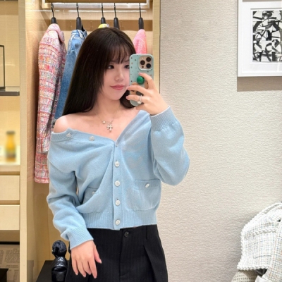 Chanel香奈兒 2025s 雙面扣藍色開衫面料舒適 精緻的細節設計 每一處都藏著小心機 紐扣的光澤仿佛是星辰點綴 無論是搭配簡約牛仔褲 還是優雅半裙 輕鬆營造出高級氛圍感 SML