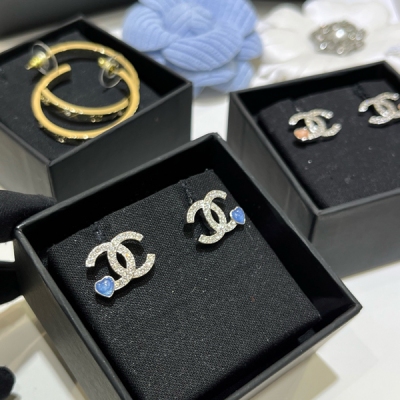 Chanel香奈兒 2025P新款藍色小愛心銀色滿鑽雙C耳釘 超多人來找的基礎款耳釘！本季爆款 mini藍色小愛心顏色特別治癒清新 很有夏天的氛圍日常通勤百搭必備 獨家購入原版 一致黃銅材質 施華洛鑽
