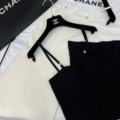 Chanel香奈兒 2025s 修身吊帶裙經典顏色 進口機超細支紗線 薄薄的夏天穿完全不會熱 回彈性包裹性一級棒 上身就不想脫下來的舒適感體驗！SML