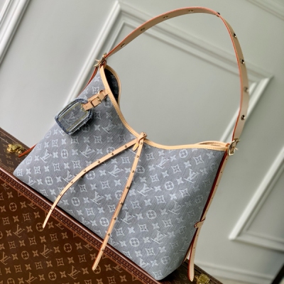 LV路易威登 新色 免稅晶片版 M13289 本款 CarryAll 中號手袋令誕生於 2005 年的 Monogram Denim 圖案棲身棉布表面，再以路易威登精湛漂白工藝營造水洗效果。撞色皮革和可拆卸名牌