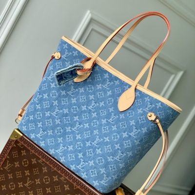 LV路易威登 新款 免稅 晶片版 M13192 這款標誌性Neverfull MM手挽袋今季以雋永的Monogram牛仔布重新演繹，是適合配襯上一班及其他場合造型的完美款式。手挽袋綴有標誌性的天然牛皮飾邊細節，