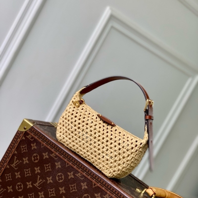 LV路易威登 編織 免稅晶片版 M14304編織 本款 Hills Pochette 手拿包以拉菲草塑造雅致構型，成就露天聚會與陽光假日的隨行佳選。牛皮革飾邊與瑩澤金屬件點睛細節，手柄長度方便隨心調節，充裕空間