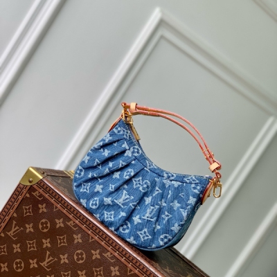 LV路易威登 新款 免稅晶片版 M13571 Pochette Valley 手袋取材 Monogram 棉質丹寧布，搭配撞色牛皮革飾邊和耀目金屬件，令經典設計綻放摩登風範。取下手柄即可化身手拿包。15 x 7