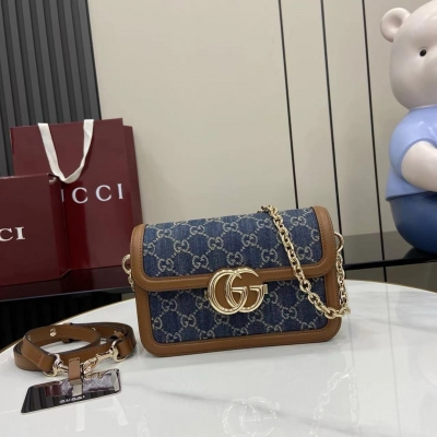 Gucci古馳 新品 Go系列專為運動而生。這款肩背包以精緻而輕盈的GG Monogram藍牛仔匠心打造，配以雅致的鏈帶，為2025春夏系列再添亮眼力作。其包內格局也非常實用，後側設有一個可拆卸鏡子。棕色GG Monogram藍牛仔 棕色皮