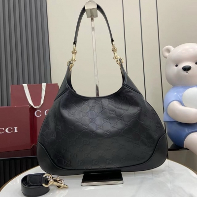 Gucci古馳 新品 呈獻Gucci Body雙鎖扣手袋，靈感來源於上世紀50年代典藏設計。這款肩背包承襲20世紀中期的典藏設計精髓，甄選GG印花壓紋皮革匠心打造，盡綻垂墜感十足的靈動廓形。黑色GG印花壓紋皮革 黑色皮革滾邊 淺金色調配件
