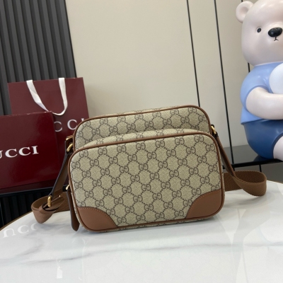 Gucci古馳 新品 GG Emblem系列以創意設計和創新功能煥新詮釋經典圖案，匠心締造未來數年的珍藏之選。這款超迷你手袋以米色和深棕色全新GG字母交織圖案織物匠心打造，煥新演繹全新配飾系列。巧妙融入一個飾Gucci壓花標識的開口後袋。米