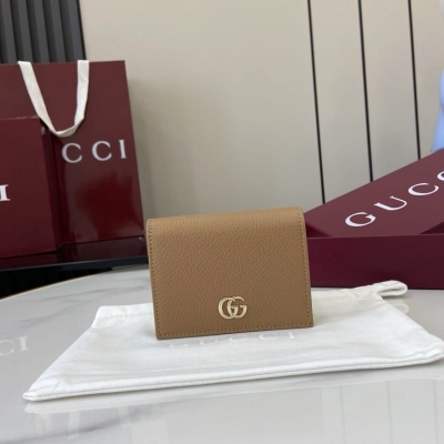 Gucci古馳 新品 Ophidia系列匠心融蘊米色和深棕色兩大配色，搭配經典廓形與全新功能，甄選觸感柔軟的織物打造。這款全拉鍊錢包以GG字母交織圖案塗層織物打造，匠心綴飾雙G標識和織帶細節。米色和深棕色GG字母交織圖案塗層織物 深棕色皮革