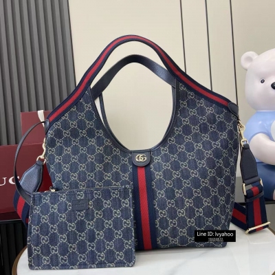 Gucci古馳 新品 Giglio系列全新亮相佛羅倫斯2026早春時裝秀，致敬品牌意式根源，融合雋永傳承與革新精神。這款大容量托特包採用GG帆布匠心打造，綴飾織帶滾邊，並配有一個可拆卸的手拿包。米白和深棕色GG帆布 飾紅綠織帶滾邊 綠色棉布