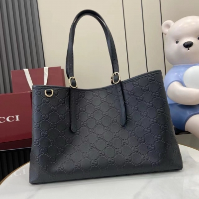Gucci古馳 新品 GG Emblem系列煥新詮釋品牌的雋永優雅風範和精湛工藝。這款小號托特包以棕色匠心呈現，可調節提手飾以孔眼，呈現靈感源自馬術世界的典雅風采。棕色壓GG Monogram塗層織物 棕色皮革滾邊 淺金色調配件 棕色棉布襯