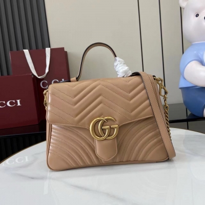 Gucci古馳 進口原廠皮。迷你GG Marmont系列鏈帶肩背包採用頗具結構感的柔軟造型和拉鍊封口，配以雙G金屬配件。採用波浪紋絎縫牛皮革，背面配以GG標誌。灰色 浪紋絎縫牛皮革，配以GG標誌 復古金色金屬配件 雙G 內部開口口袋 鏈式肩