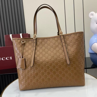 Gucci古馳 新品 Marmont鏈條馬卡龍系列藍色迷你手袋，配有鑰匙扣，可以用於將此袋綁縛在另外更大的手袋上。採用頗具結構化的柔軟造型，翻蓋扣配以GG金屬配件。金屬配件從70年代經典設計中汲取靈感。採用絎縫人形花紋真皮製作。型號：699