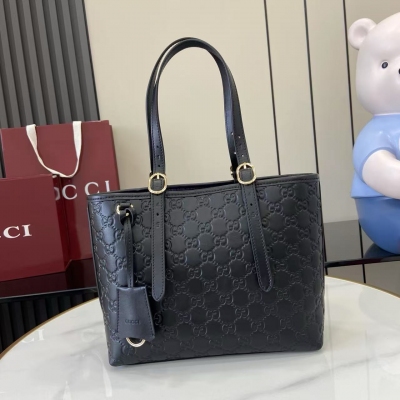 Gucci古馳 新品 2025秋冬系列, GG Emblem系列煥新詮釋品牌的雋永優雅風範和精湛工藝。這款托特包設有帶同色調棉質襯裡的內部隔層，搭配可調節肩帶，帶來出眾實用性能。粉色GG印花壓紋皮革 淺金色調配件 淺粉色棉質襯裡 圖中所示手