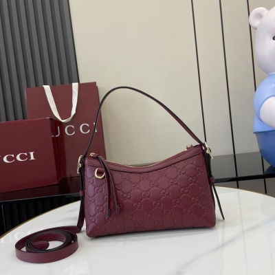 Gucci古馳 新品 2025秋冬系列, GG Emblem系列煥新詮釋品牌的雋永優雅風範和精湛工藝。這款肩背包採用GG壓花牛皮革匠心製作，盡顯精緻紋理。粉色GG印花壓紋牛皮革 淺金色調配件 粉色棉質襯裡 內部：開口口袋 牛皮革肩帶（高度：