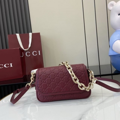 Gucci古馳 新品 2025秋冬系列, 全新GG Emblem系列煥新詮釋品牌的雋永優雅風範和精湛工藝。設計精心搭配鏈式肩帶，並隨附可調節牛皮革肩帶。黑色GG印花壓紋牛皮革 淺金色調配件 黑色棉質襯裡 內部：一個開口口袋 鏈式肩帶（14釐