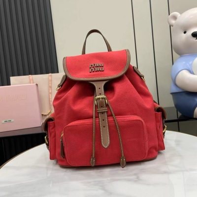 Gucci古馳 新品 帆布與原廠進口小牛皮的完美搭配，厚實耐磨亞麻混紡內襯，採用休閒風的設計風格，時尚簡約高級，再融合精湛的手工工藝，增添了多個口袋收納，雙肩背帶與手拎袋可自由轉換，極大的提高了實用性，簡直就是穿搭的開掛神器，配牛仔褲，配襯