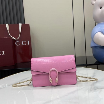 Gucci古馳 新品 這款鏈式錢包採用漆皮製成，包型挺闊，淺金色調鏈式肩帶提供了多種造型選擇。古馳森林綠(Rosso Ancora)漆皮 淺金色調配件 Gucci森林綠絨面革和塔夫綢襯裡 內部：6個卡片隔層和1個拉鍊袋 外部：1個平口袋 鏈