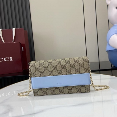Gucci古馳 新品 GG Emblem系列採用充滿活力的皮革滾邊設計，營造濃郁夏日風情。這款卡片夾選用GG字母圖案塗層織物製作，搭配撞色皮革滾邊細節，增添一抹亮眼色彩。米色和深棕色GG字母圖案塗層織物 橙色皮革滾邊 金色調配件 橙色塔夫綢