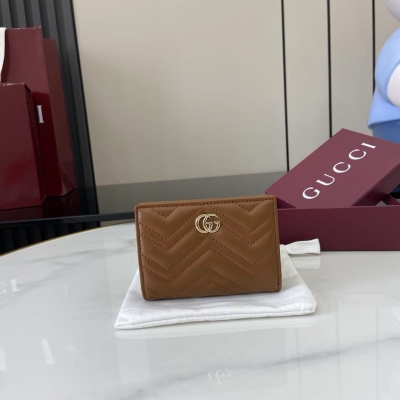 Gucci古馳 新品 GG Emblem系列煥新詮釋品牌的雋永優雅風範和精湛工藝。這款鏈帶錢包以皮革和GG Supreme材質詮釋雙色美學，內部多隔層設計更添實用功能。淺藍色皮革 米色與深棕色GG Supreme內飾 淺金色調配件 淺藍色塔