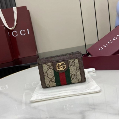 Gucci古馳 新品 馬銜扣深深植根於品牌的運動和休閒世界本源，在典藏設計和現代單品中隨處可見。金色調配件串聯起Gucci品牌發展歷程的不同篇章，將品牌的過去與當下貫通在一起，同時著眼于未來。在這款卡包中，它匠心呈現於GG Supreme帆