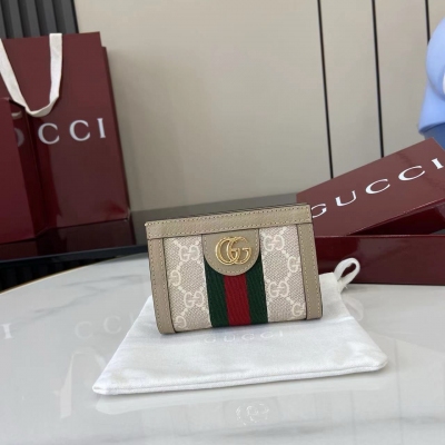 Gucci古馳 新品 這款GG Marmont系列卡包採用經典耐看的黑色牛皮革製作，為《Aria-時尚詠歎調》系列再添經典之作。雙G配件源於70年代的腰帶扣設計，在這款錢包上採用同色調樹脂材質煥新演繹。經典設計與單色調配色相結合，突顯現代時