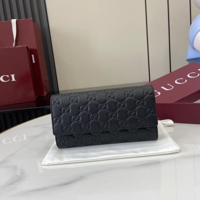 Gucci古馳 新品 2025秋冬系列, GG Emblem系列煥新詮釋品牌的雋永優雅風範和精湛工藝。安可拉紅色GG印花壓紋皮革 十二個卡片隔層、兩個秒票隔層，兩個獨立的內部隔層，拉鍊零錢袋，按扣開合。型號：847210。尺寸：19釐米（寬