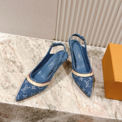 LV路易威登 早春新品 new arrival LV春夏瑪麗珍鞋，也太出彩了！時尚性感舒適，拉滿了夏日美鞋能給的滿分情緒價值.鞋的造型也很乖巧好看呀！鞋面選用進口牛漆皮，羊皮內裡，真皮大底！size 35-41