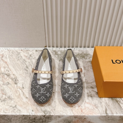 LV路易威登 早春新品 new arrival LV春夏芭蕾舞鞋，也太出彩了！時尚性感舒適，拉滿了夏日美鞋能給的滿分情緒價值.鞋的造型也很乖巧好看呀！鞋面選用進口印花皮面，羊皮內裡，本色牛皮底 size 35-