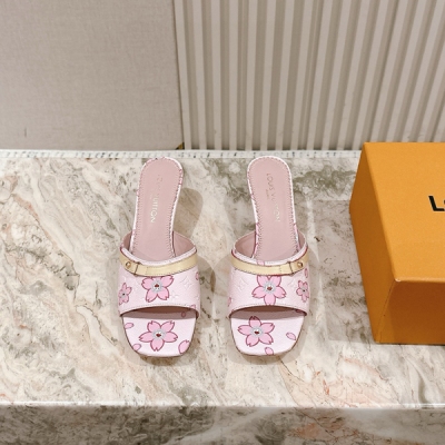 LV路易威登 早春新品 new arrival LV春夏拖鞋，也太出彩了！時尚性感舒適，拉滿了夏日美鞋能給的滿分情緒價值.鞋的造型也很乖巧好看呀！鞋面選用進口牛皮印花，羊皮內裡，真皮大底！size 35-41（