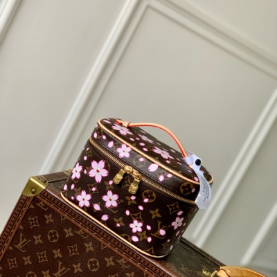 LV路易威登 新款 免稅晶片 版 M14181 本款 Nice 迷你化妝包取材 Monogram 塗層帆布，以圓潤筆觸濃縮箱型輪廓。Cherry Blossom 圖案釋放路易威登 x 村上隆複刻系列的歡欣氣息，