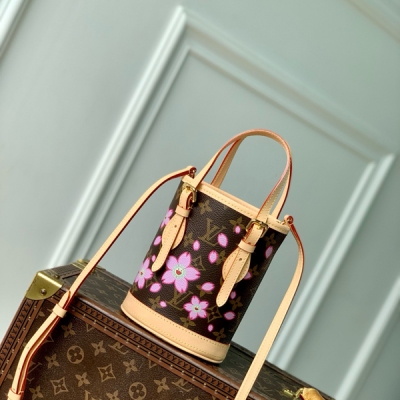 LV路易威登 新款 免稅晶片 版 M13417 本款 Nano Bucket 手袋以經典 Monogram 塗層帆布構築精巧設計，借牛皮革飾邊和耀目金屬件完善整體。包身的 Cherry Blossom 圖案傳遞