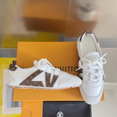 LV路易威登 最新Sneakerina系列情侶款休閒德訓鞋，原版購入開發 做貨 這款LV Sneakerina 芭蕾風運動鞋以絲滑絨面牛皮革塑造流暢線條，兼具芭蕾舞鞋的輕盈構型和運動鞋的舒適質感。面料: 原版定