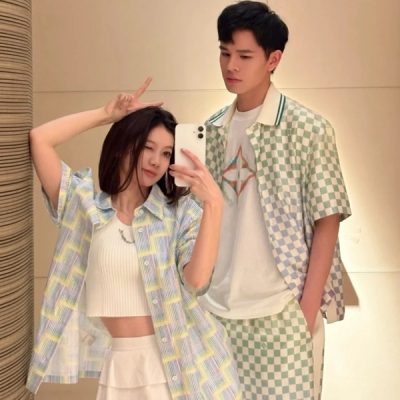 LV路易威登 2025ss 度假風格子套裝 漸變彩三色不會濃豔乾淨又不會無趣 行走的時髦感 彩三色一直是最受歡迎的一抹顏色 清爽乾淨自帶降溫屬性！寬鬆的款式上身時髦有氣質 分開或一套穿都很吸睛 SML 短袖/短