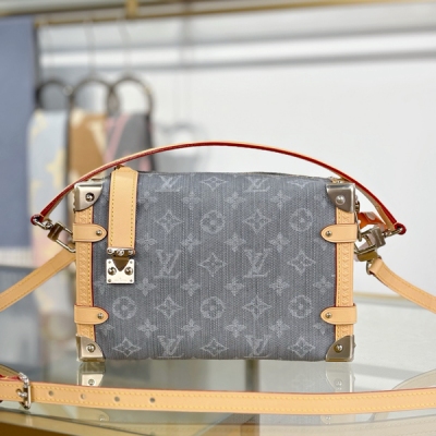 LV路易威登 特級MB163c晶片版原廠皮 SIDE TRUNK 中號手袋 型號：M13285牛仔灰色 材料：A級全鋼五金，進口原廠面料 包裝：全套原廠免稅MB包裝 尺寸：23.5x16x8.5cm