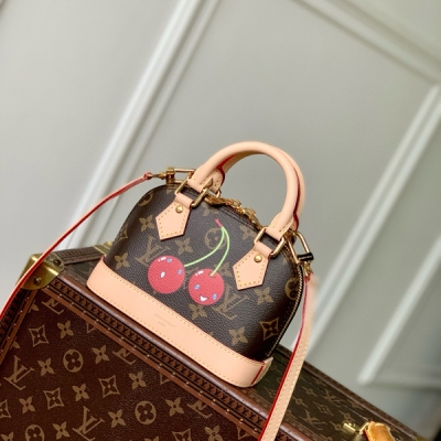 LV路易威登 新款 免稅 晶片版 M13416 本款 Nano Alma 手袋結合 Monogram 塗層帆布與牛皮革飾邊，令玲瓏廓形呈現路易威登 x 村上隆複刻系列的櫻桃圖案。頂部手柄和可拆卸並調節的肩帶實現